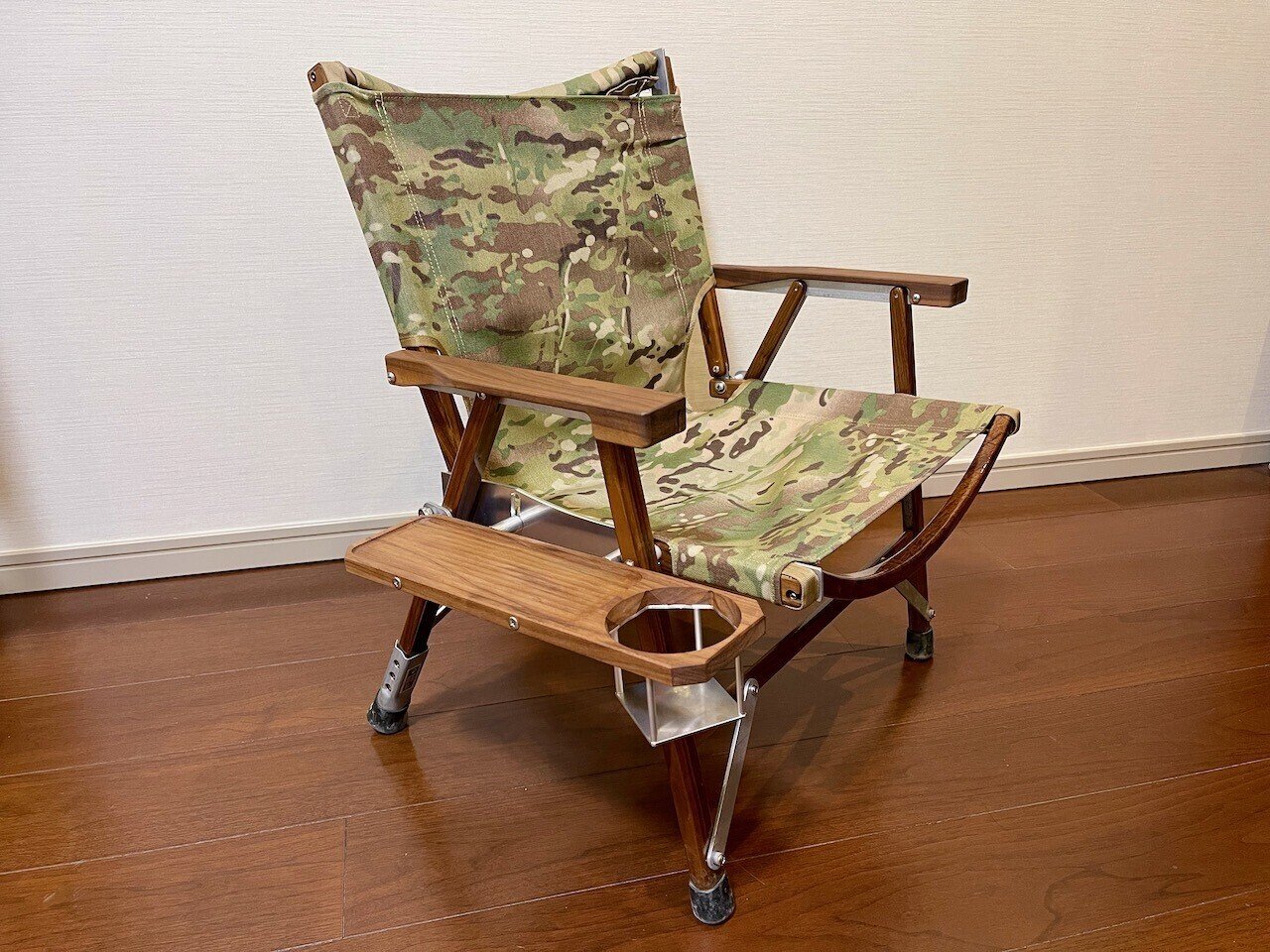 インアバンスの「ONES TABLE」でカーミットチェアの快適度を更にアップ インアバンスの「ONES TABLE」でカーミットチェアの快適度を更にアップ