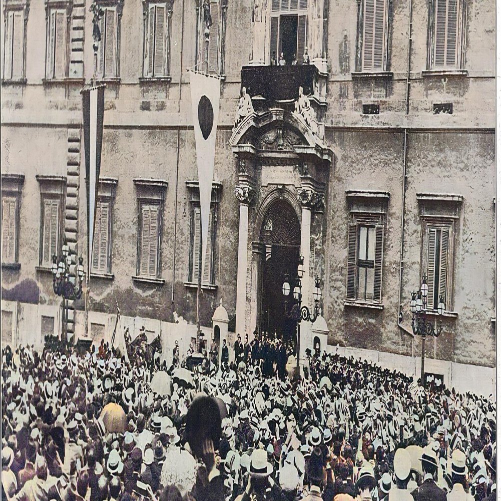 百年ﾆｭｰｽ 1921 大正10 7月12日 火 欧州訪問中の皇太子裕仁親王がローマに到着 ローマ市内テルミニ駅でイタリア皇帝ヴィットリオ エマヌエーレ三世が出迎える 駅前広場の群衆が歓呼するなか宮 吉塚康一 百年ﾆｭｰｽ 毎日が100周年 Note