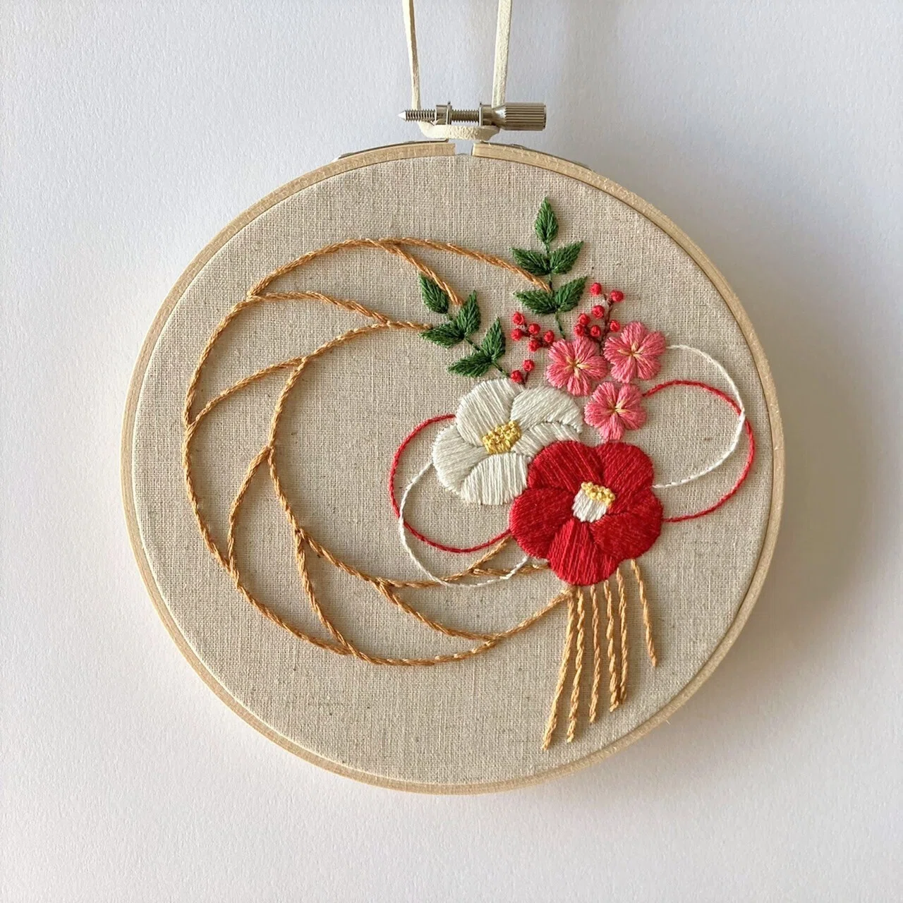 鮮やかな椿のしめ縄 刺繍図案】紅白椿のしめ縄飾り（YouTube解説あり）｜はなこまち/刺繍作家