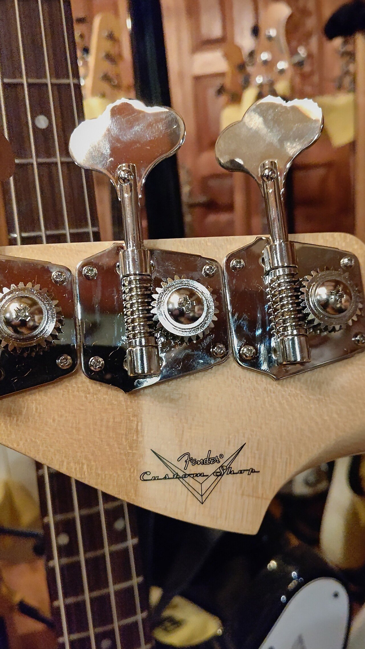 フェンダー・カスタムショップで製作された1964ジャズベースが放つ炎