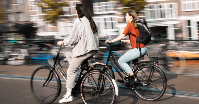 女性と自転車