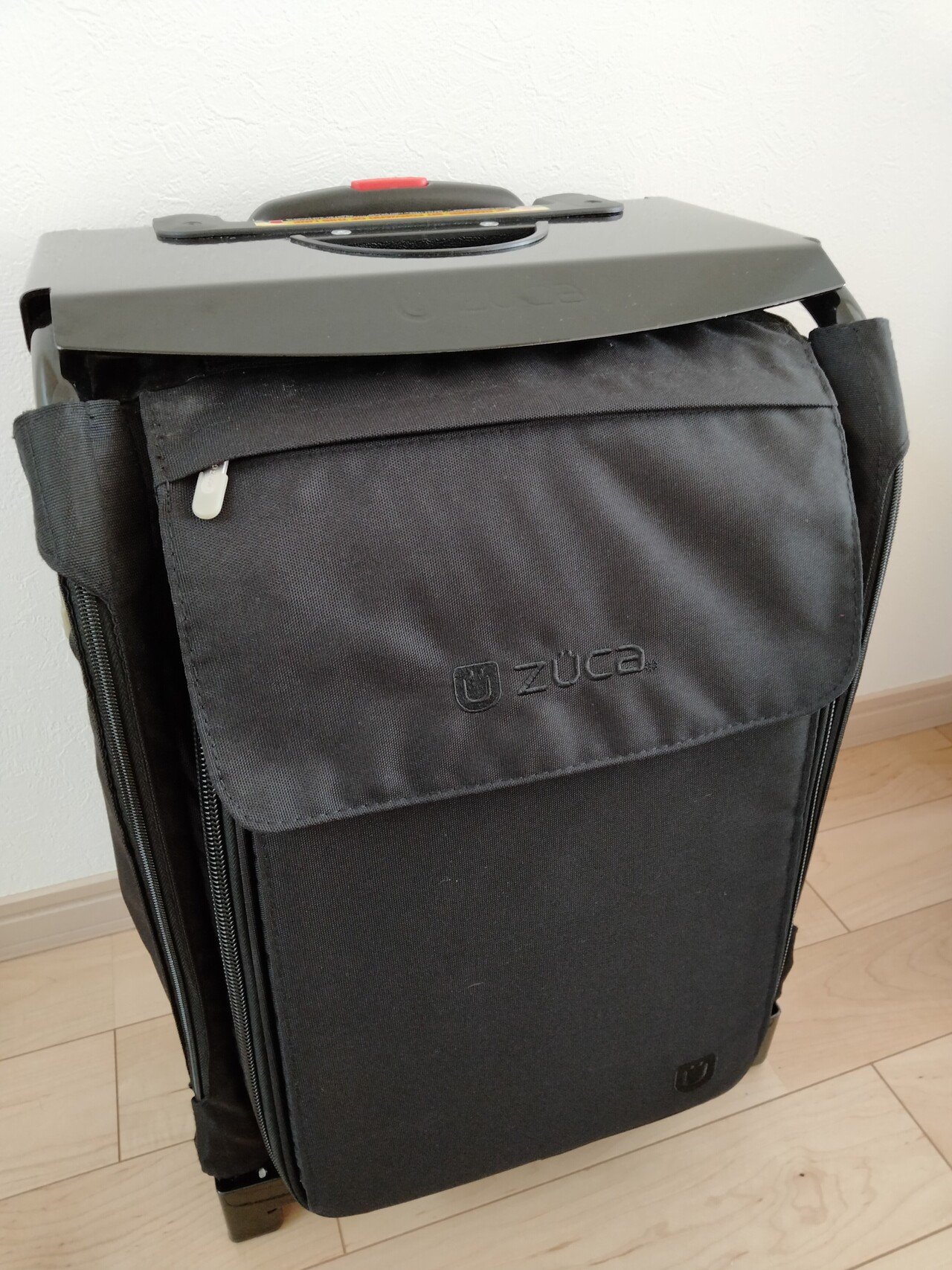 最近のお気に入りスーツケースzuca 今まではrimowaを10年以上使っていましたが 中身を取り出すときに広げないといけません このzucaは広げる必要なし 新幹線の中でも比較的楽に中のものが取り出せ 川崎哲平 Note