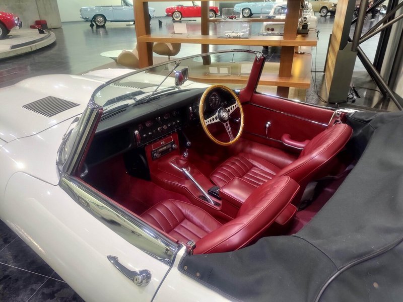 ジャガーEタイプロードスターの運転席