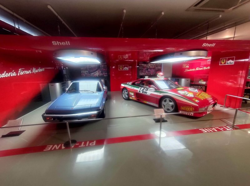 アウトガレリアルーチェに展示してある車