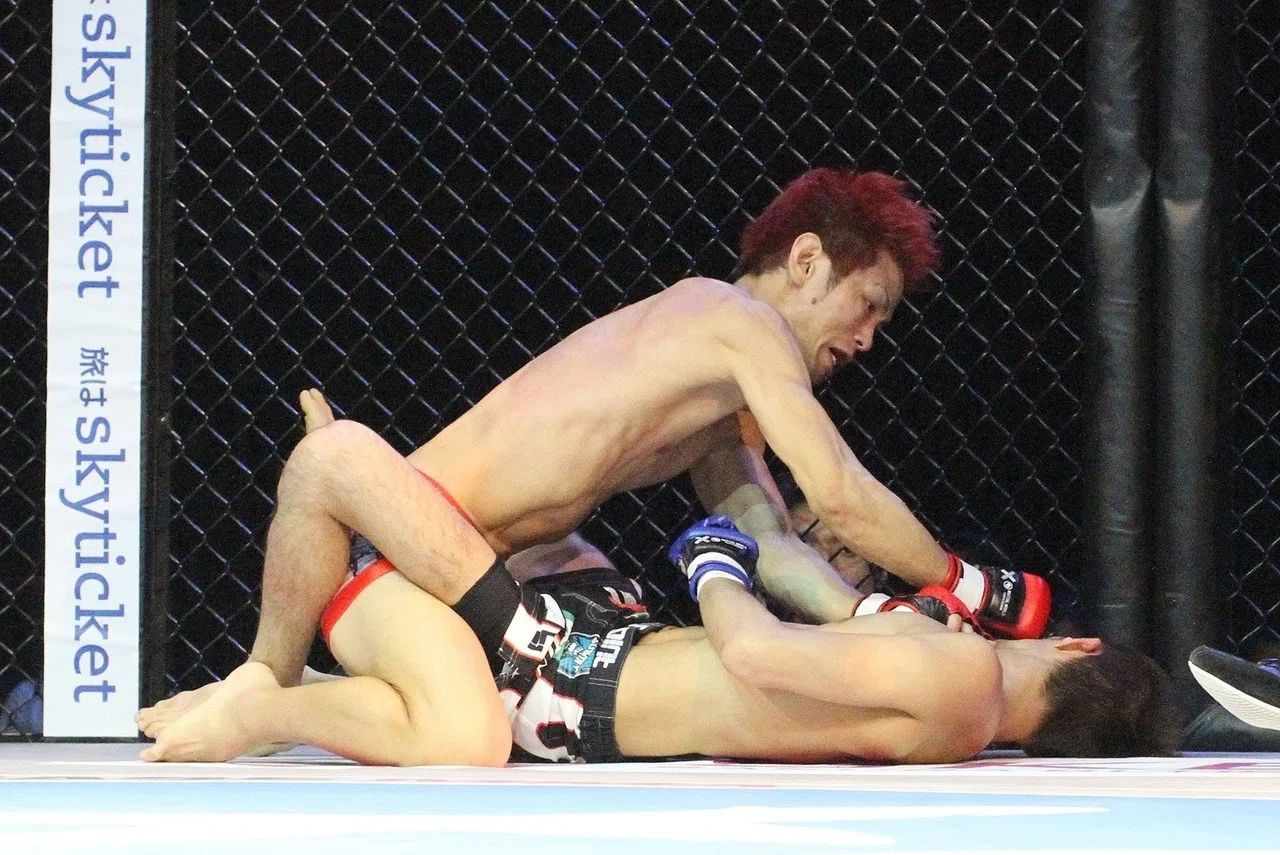 KING OF PANCRASIST 砂辺光久さんサイン入りレガース（片足） PANCRASE】16連勝・砂辺光久「チームの力と自分の閃きを大切に」＝最強