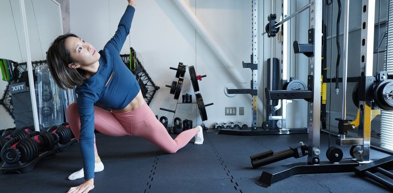 トレーニングする女性パーソナルトレーナー
