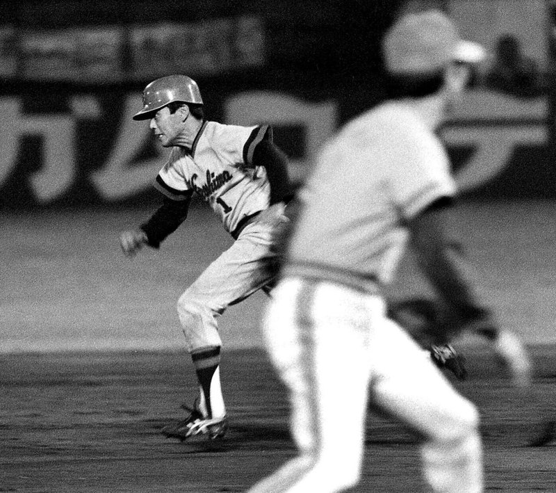 盗塁する大下剛史（７５年９月、川崎球場）