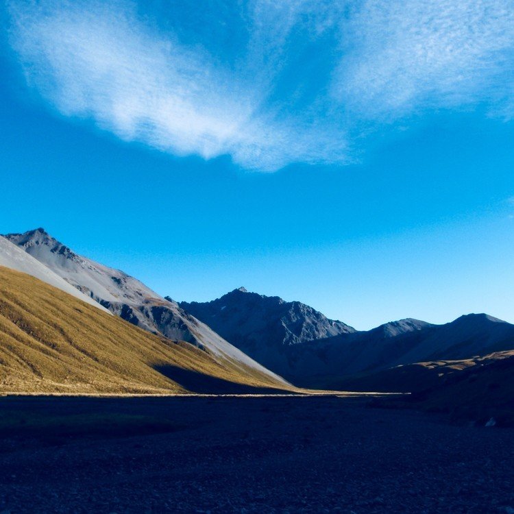 真っ青な空に、薄い筋の雲。どこまでも青い空の続くニュージーランド