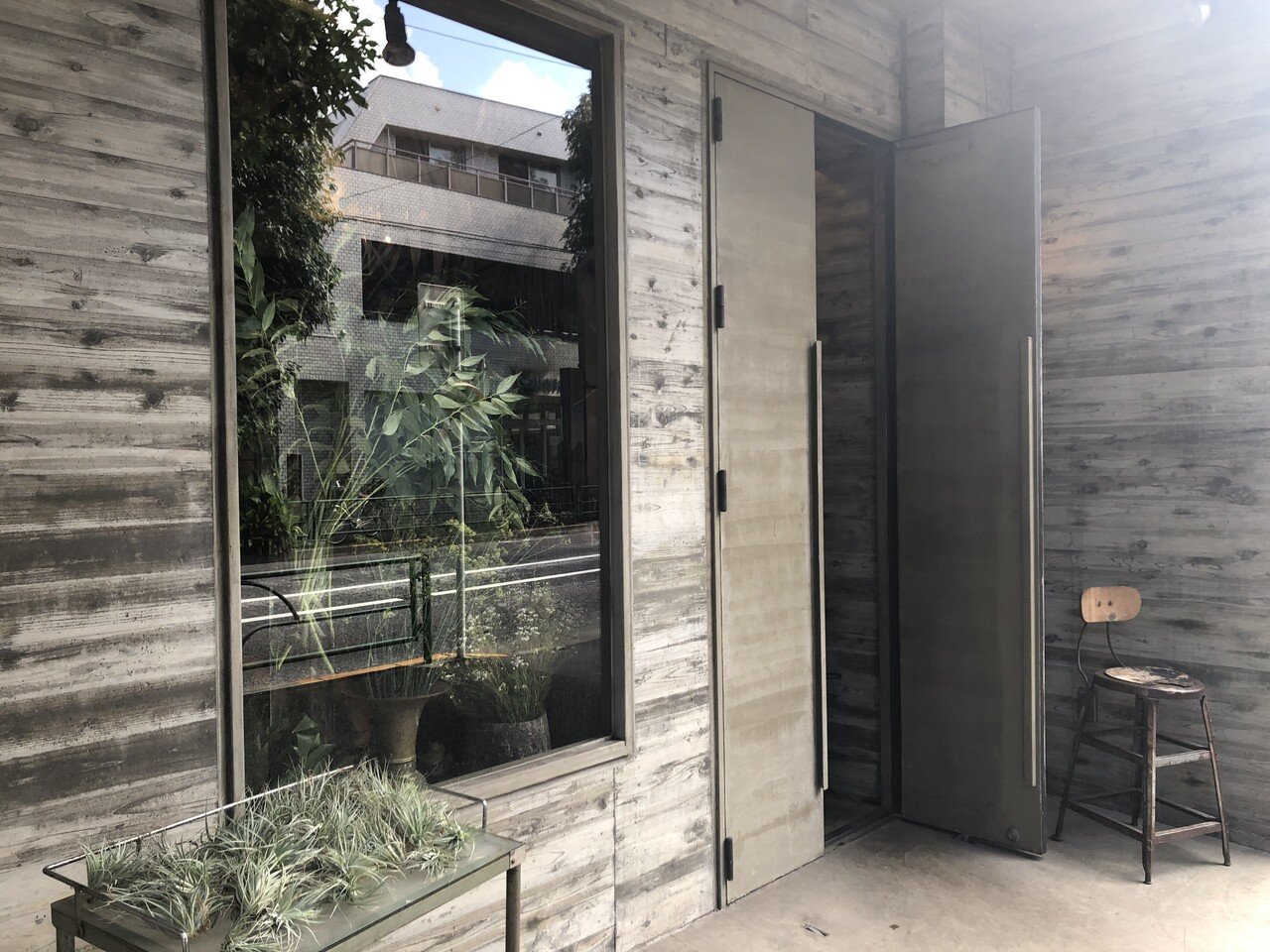 駒沢通り 中目黒 祐天寺 花屋 Chibi と Rele のレザーアイテム 8 Hachi Note 駒沢通り 中目黒 祐天寺 花屋 Chibi と Rele のレザーアイテム 8 Hachi Note