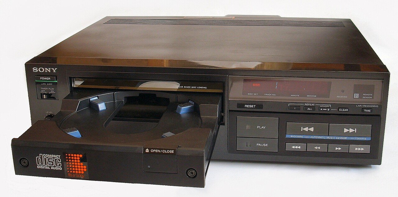 1982年10月1日】ソニーが世界初のCDプレーヤーを発売｜マサ