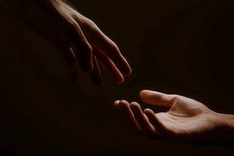 手と手・取り合う・手を伸ばす・つながり・求める