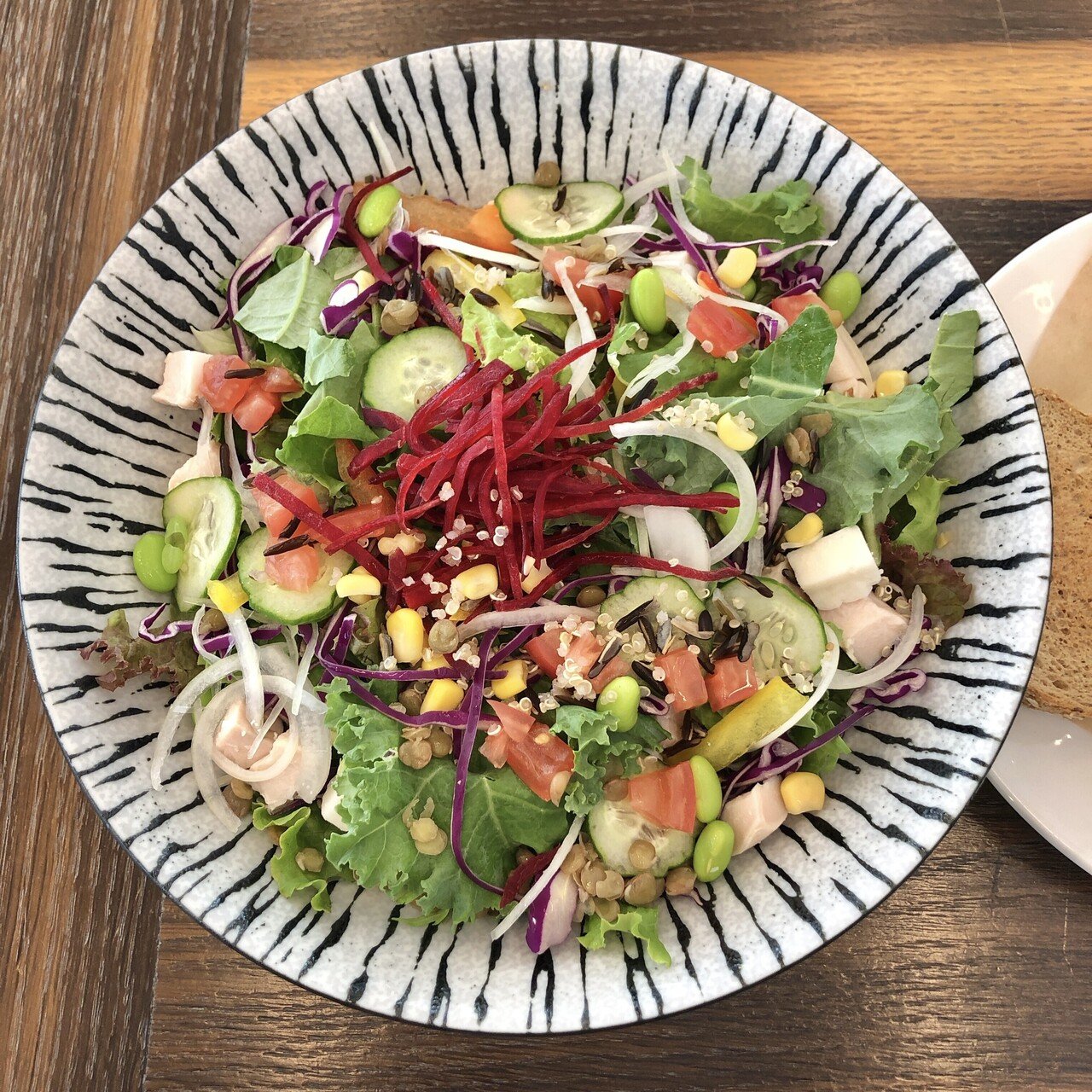 ここで問題です 何種のサラダでしょう サニーレタス カーリーケール 水菜 紫キャベツ ビーツ きゅうり 枝豆 トマト キヌア 鶏肉 チーズ パプリカ コーン たまねぎ いくつ見つけられたでしょう Kamai サラダがすき Note