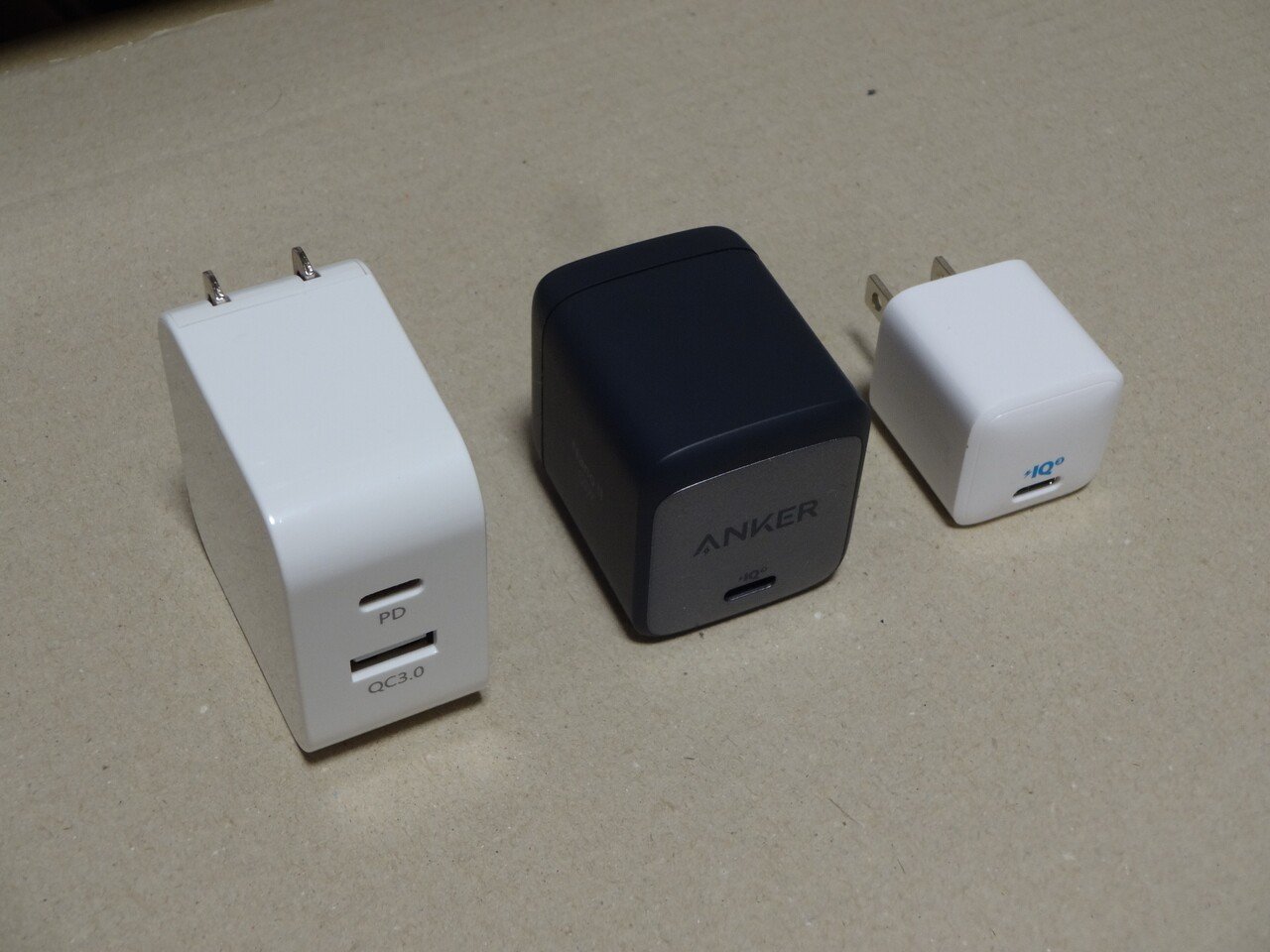 買った時は2万5000円でした。 充電器などの小物は全て揃っています！ DANZEN!ダイソーの700円USB PD対応充電器はヤバくコスパがいい話｜千葉