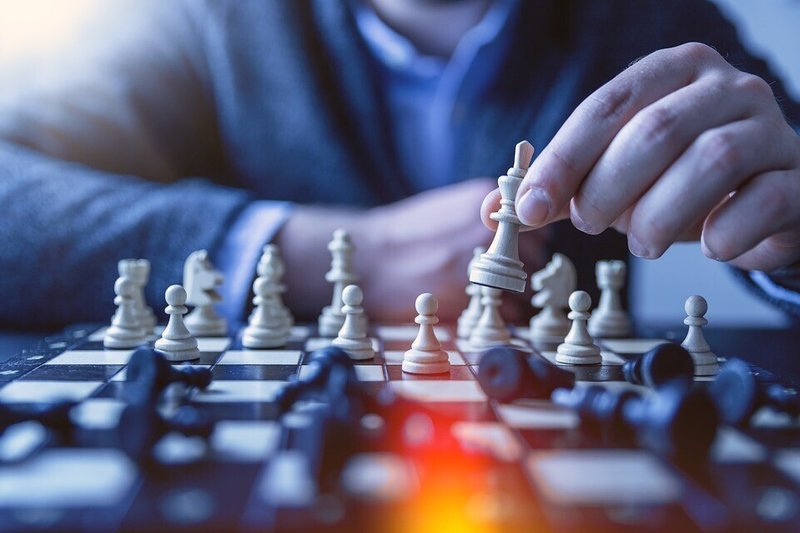 男性・チェス・相手の駒を倒す・ビジネス・ゲーム・成功者・勝者・フレア