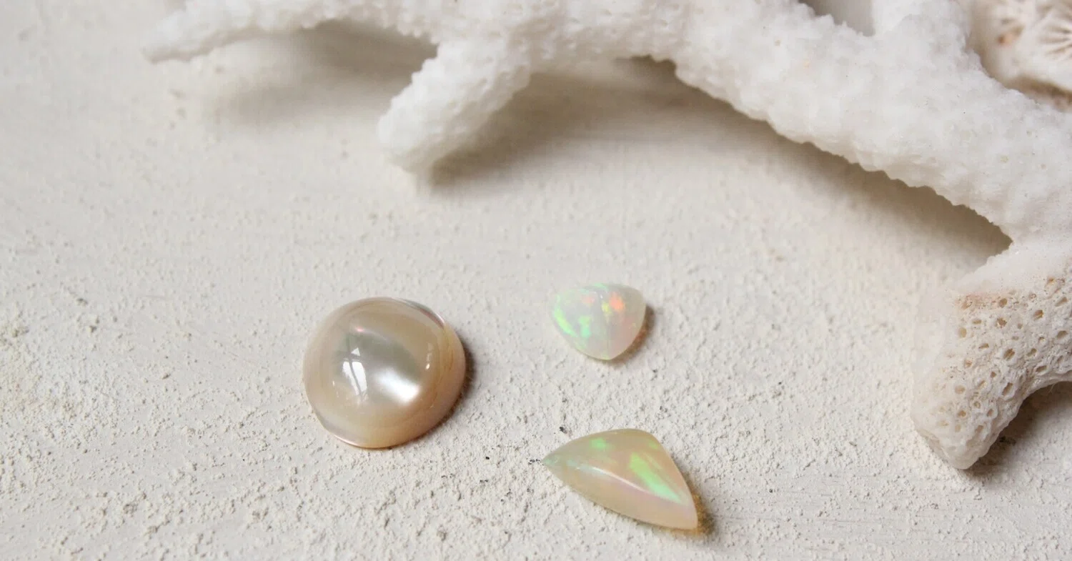 神秘的な輝きオパールの魅力｜azur.jewelry｜金属と石の装身具作家