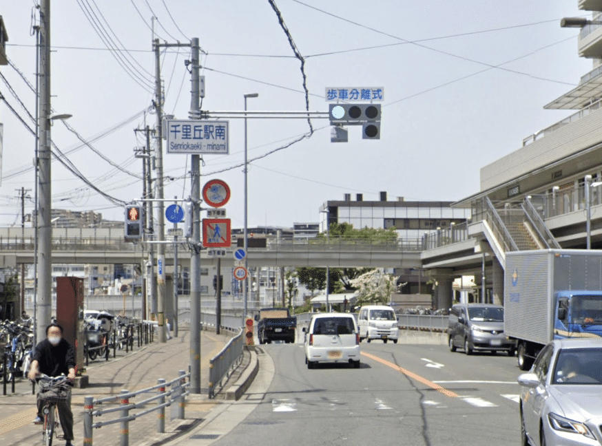 歩車分離方式の信号機とは｜道路標識マニア
