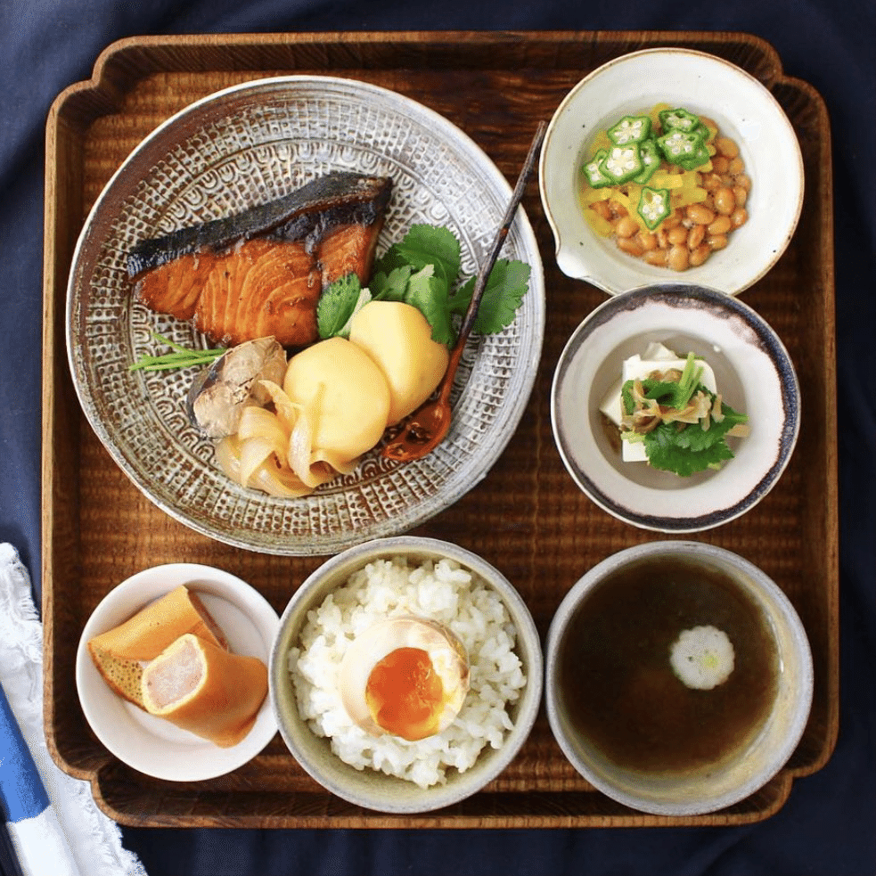 大皿　何を盛り付けても十分なサイズ！ サイズの観点からみるプレートを揃える順番についてご紹介します