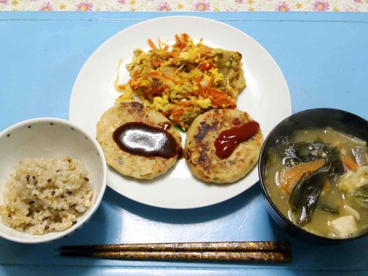 今夜はなんとかハンバーグ、しめじたまねぎ豚肉卵ニンジンカレー粉シリシリ、ワカメとかブナシメジとかの味噌汁、ご飯です。