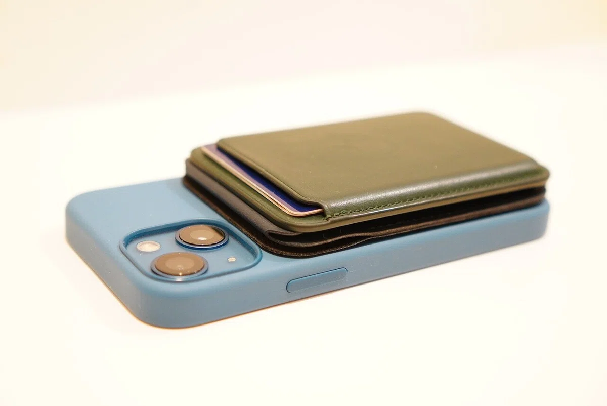 iPhoneアクセサリ】MagSafe対応製品比較！アップル純正レザー 