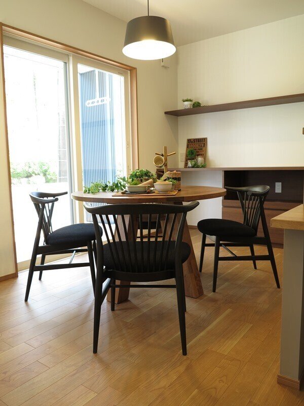 LDKがL字型でキッチンがその中央に設置された間取りの家具の配置術13