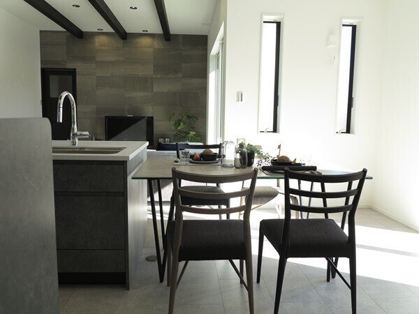 LDKがL字型でキッチンがその中央に設置された間取りの家具の配置術39