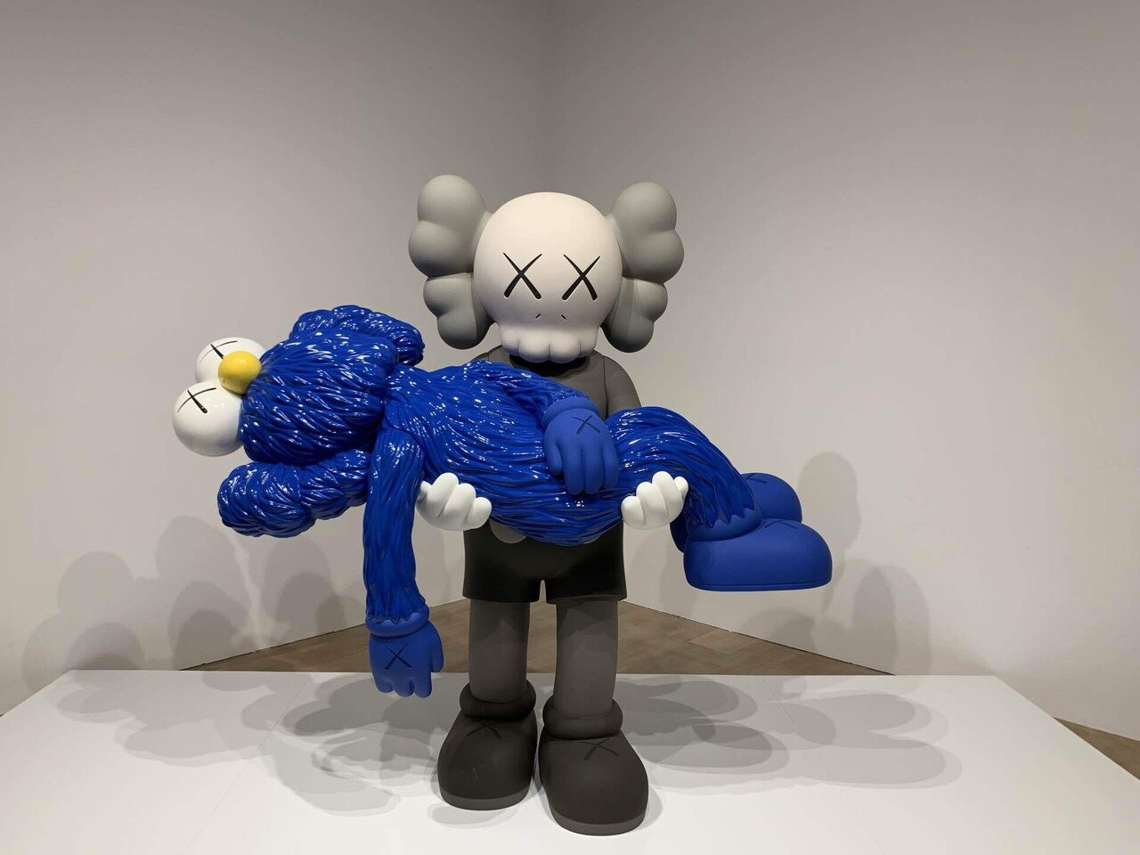 KAWS ストリートアート ダンスキャラクター KAWS ストリートアート ダンスキャラクター KAWS展｜ABC art