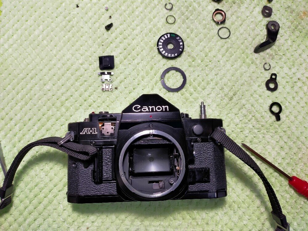 Canon A-1の分解｜フィルムカメラ修理のアクアカメラ
