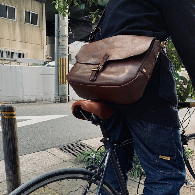 VASCO ショルダーバッグ Vasco “ポストマン・ショルダーバッグ”」｜前田将多