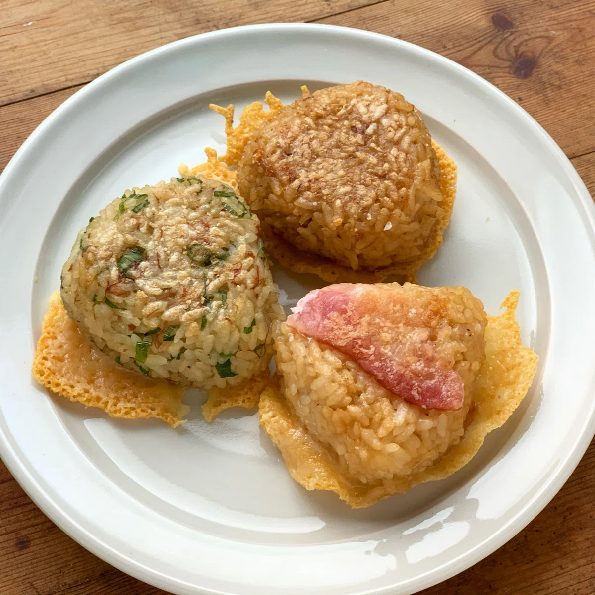 フライパンでつくる、「パリパリ羽根つきチーズの焼きおにぎり」|しらいのりこ/ごはん同盟