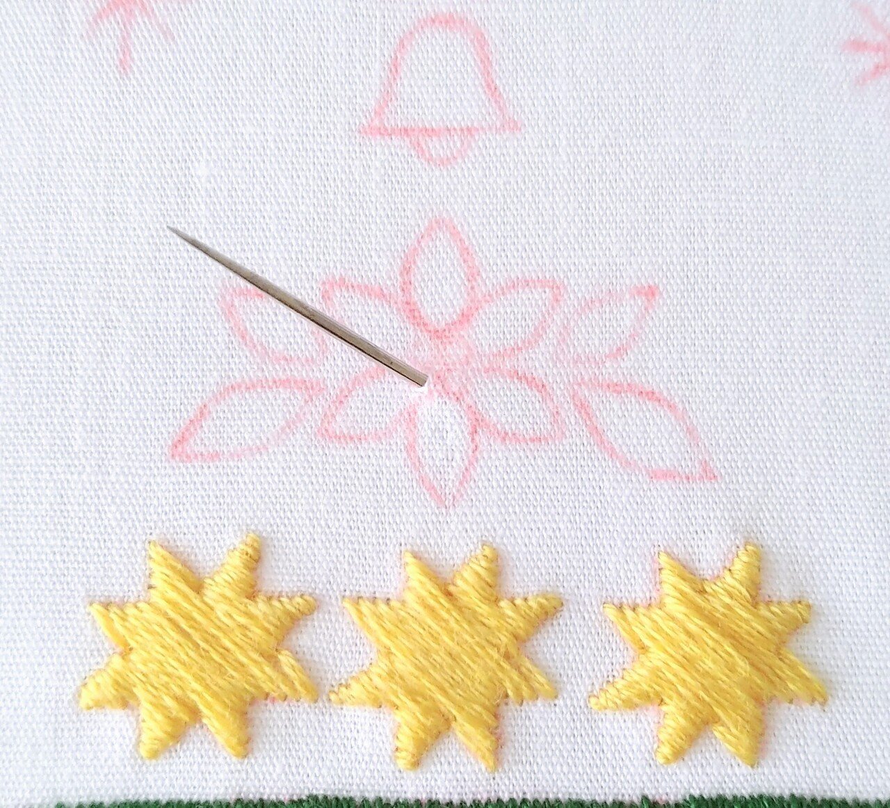 クリスマスツリーの刺繍枠キットを作ろう ステップ15 ポインセチアの花の刺繍1 Apostrophe S 刺繍雑貨作家 Note