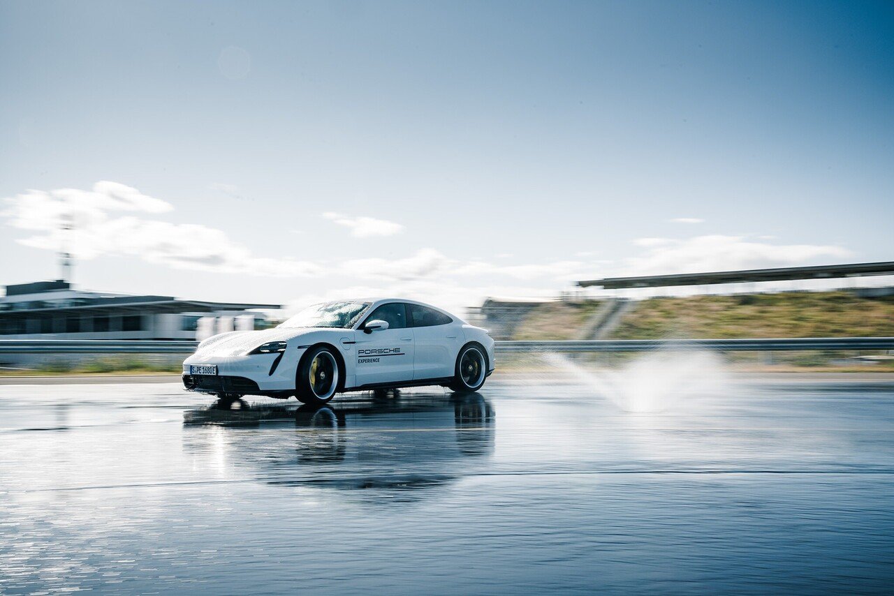 ポルシェエクスペリエンスセンター東京 ミニカー Driven by Dreams. | PORSCHE EXPERIENCE CENTER TOKYO