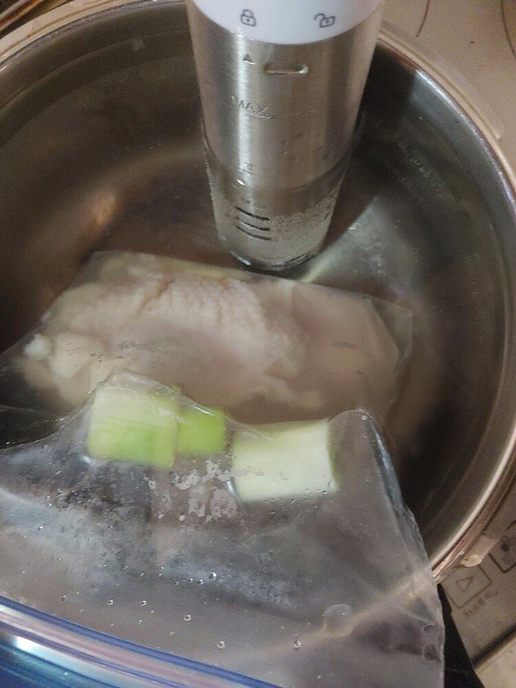 低温調理第二段は

鳥の胸肉で
調理します

鳥胸肉をまるっと入れ
煮きった
白ワイン
白ネギを入れました
