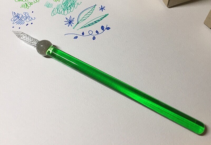 繊細な描き味を楽しめるガラスで作られたペン 〜ガラスペンとインクの