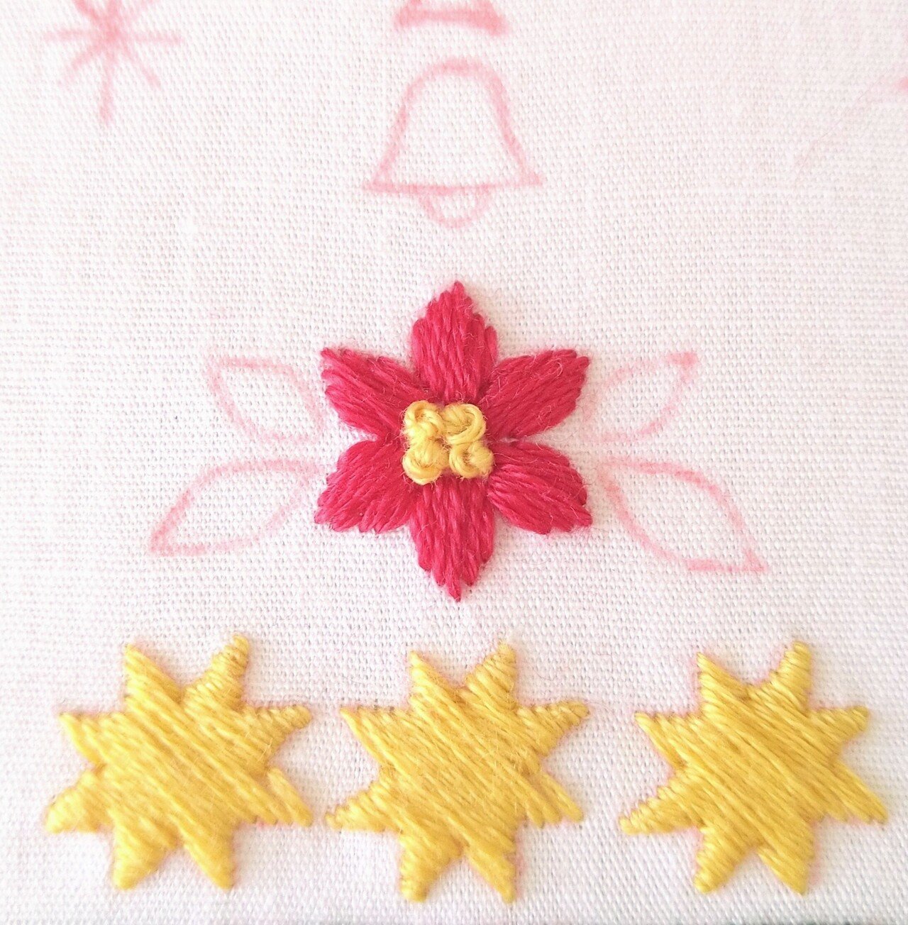 ひな壇 ホワイト 赤い刺繍布付き 935e1e64ce0db59c36135a44a5657e