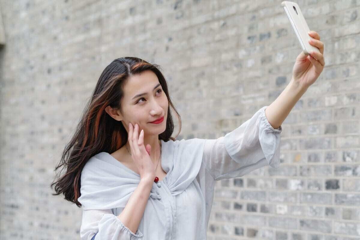 顔抜き派 米澤泉、 馬場伸彦 『奥行きをなくした顔の時代 イメージ化する 身体、 コスメ・自撮り・SNS』 ： 〈大衆化された表現者〉の時代｜年間読書人