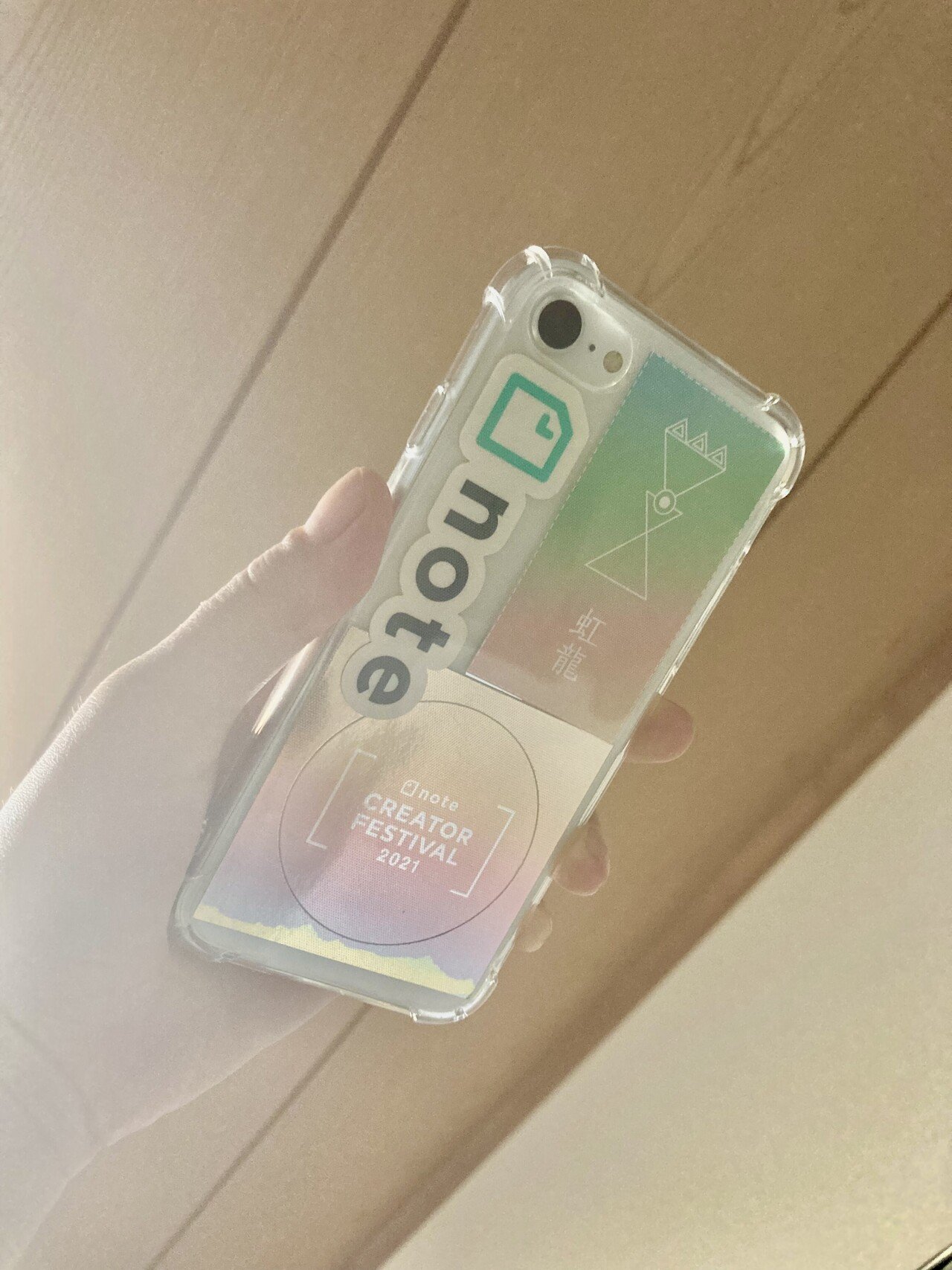 Noteフェスレポーターのお礼の品がｷﾀｰ 早速 スマホケースに入れて上の娘に自慢すると 入れ方がダサい ご指導いただき直して写真を撮ると 撮り方もダサい 下の娘に角度 背景 加工を駆使して撮っても 沙々良まど夏 Note