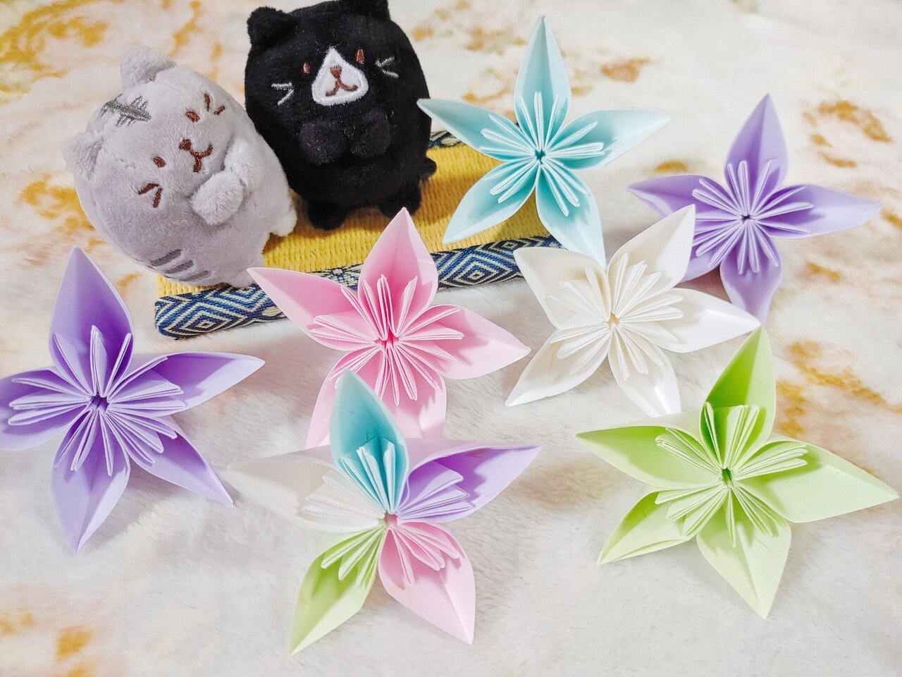 雨だし退屈だから折り紙でお花作ってる 量産してくす玉つくるんだ いお Note