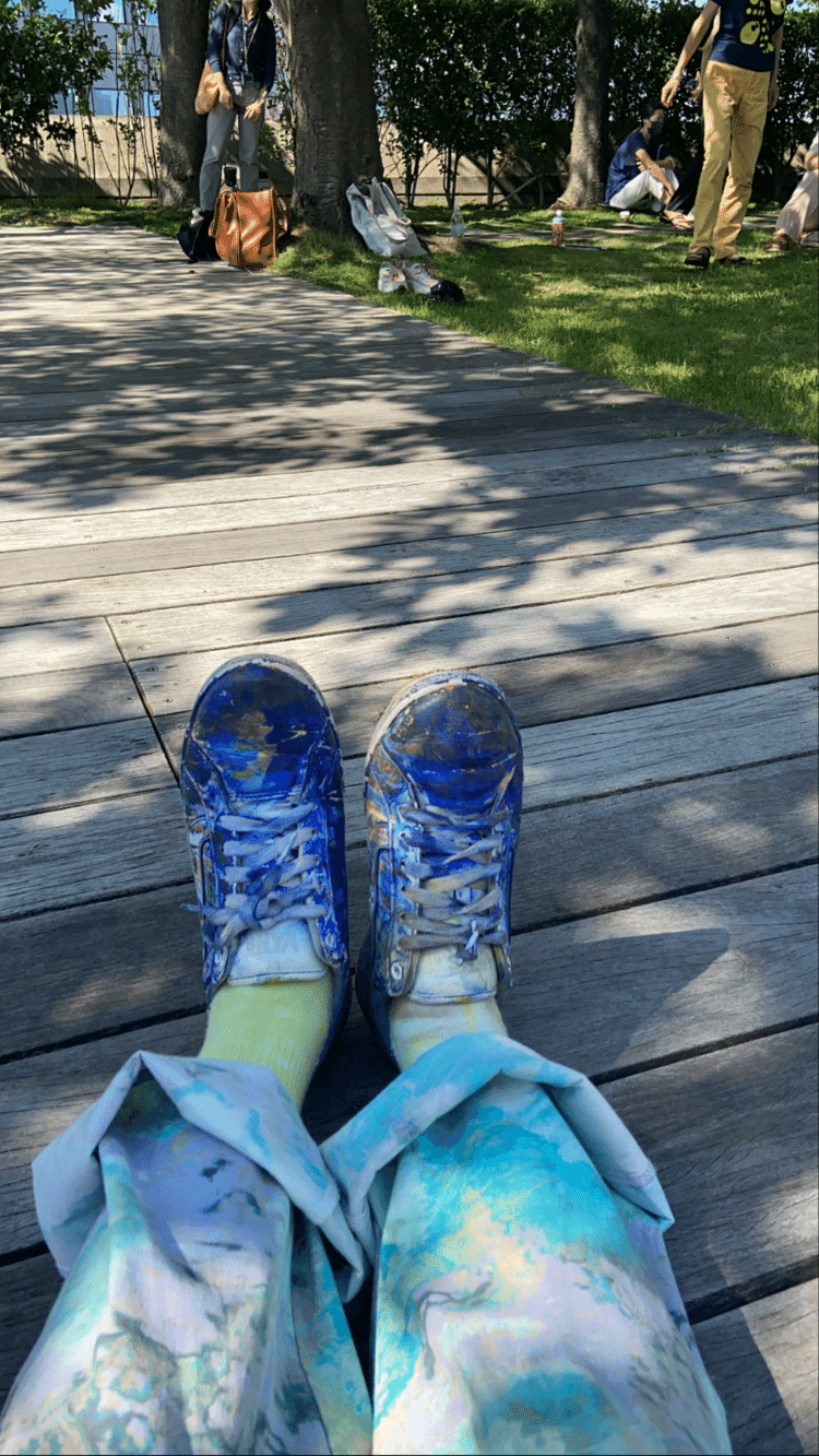 木漏れ日が好きです。衣装で、素敵な靴とパンツと靴下を借りて、ルンルン！