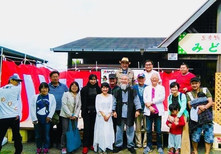 2018.05.03
奈良県は山添村の神野山つつじ祭にお招きいただき、歌わせていただきましたー！
この写真はお気に入りの、写真撮りましょうとお声がけいただいていたらわらわら集まり集合写真になった記念の1枚です。
たのしかった！

#奈良県 #山辺郡 #山添村 #野外ステージ #ライブ