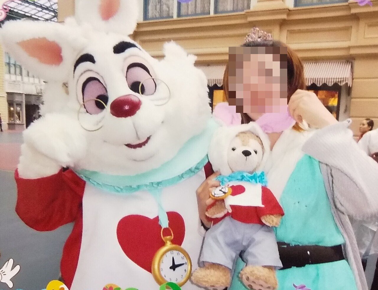 アリスを不思議の国に誘い込んだのは白うさぎ。ダッフィーとシェリー