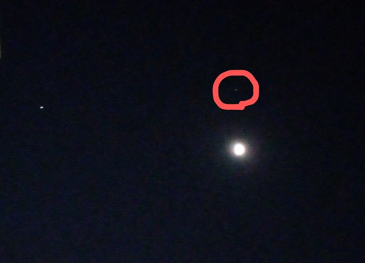 今夜月が木星、土星と並んで見えますよ〜！（赤⭕は土星）｜midori