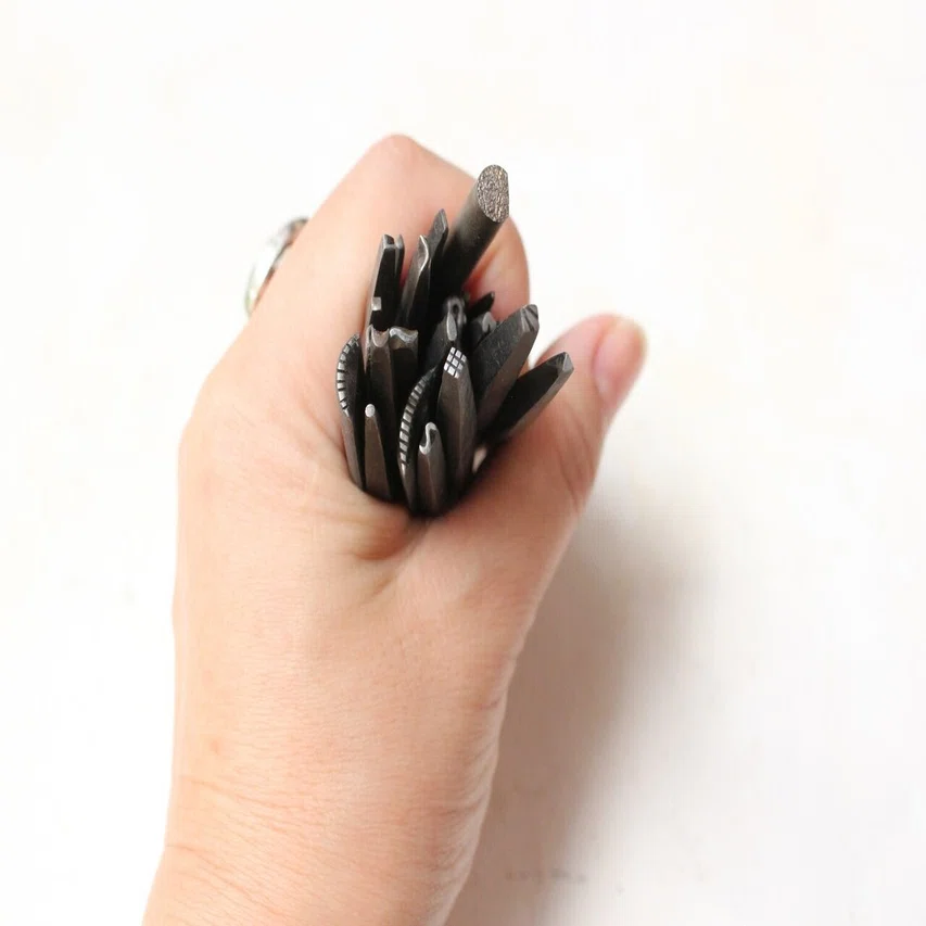 彫金職人は道具も自分で作ります！｜azur.jewelry｜金属と石の装身具作家