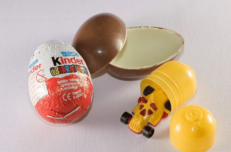 キンダーサプライズかチョコエッグ、グリーン色のロボットセブンガンーに似てます キンダーサプライズ｜まーち