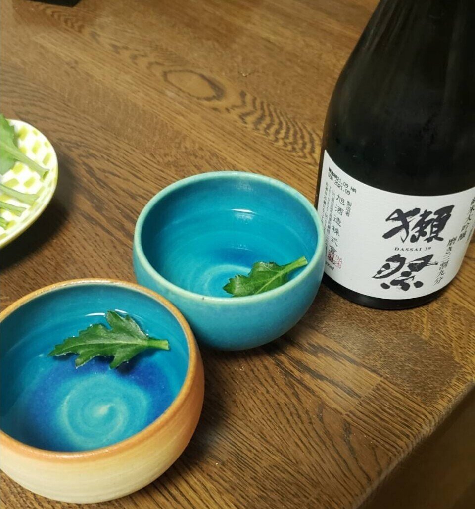 晩酌 去った木曜日は重陽でした 菊酒を飲むと良いよと教えてもらったので 過ぎてしまったけど 菊の花を買って葉っぱをもぎって おちょこに注いだお酒に浮かべてみました お酒は獺祭 皆さま今週 Yuri Note