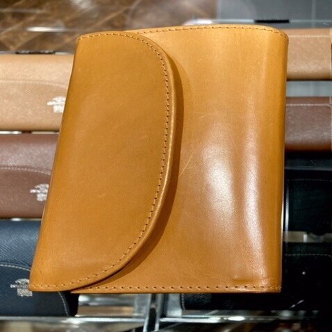 ホワイトハウスコックス　L字型財布　ヴィンテージブライドルレザー　オリーブ色 S8819 LONG WALLET - Olive / Natural | FRAME フレーム公式