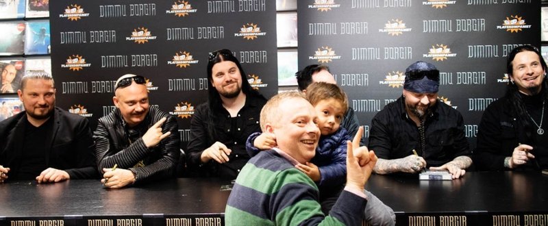 ブラックメタルバンド「DIMMU BORGIR」がオスロでサイン会