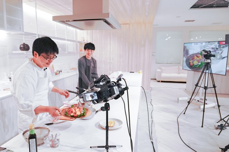キッチンで料理をつくる樋口さんの写真