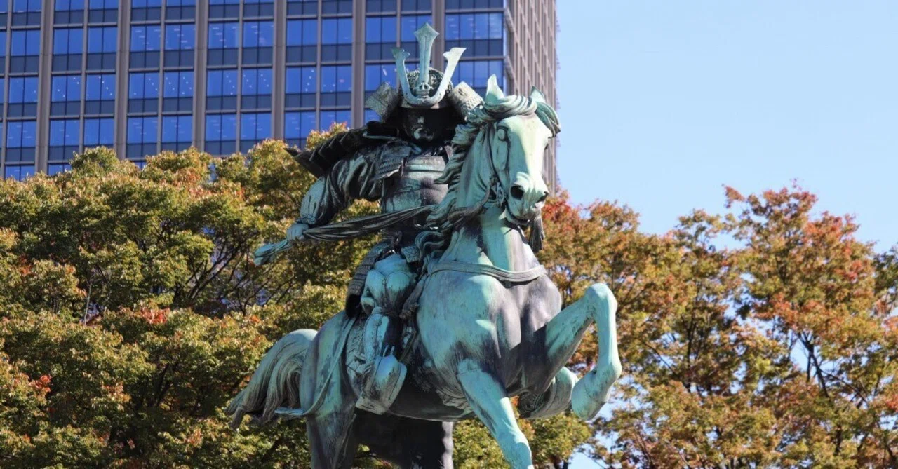 鏡子の家』。楠木正成像と広瀬武夫像。そして主権回復。｜秋山大輔
