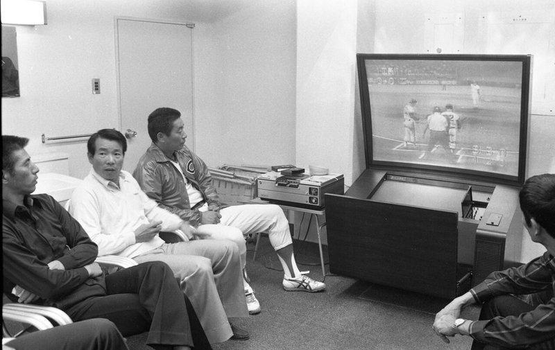 日本シリーズ前、テレビ録画を使って分析をする古葉竹識監督ら首脳陣（７９年１０月、広島市民球場