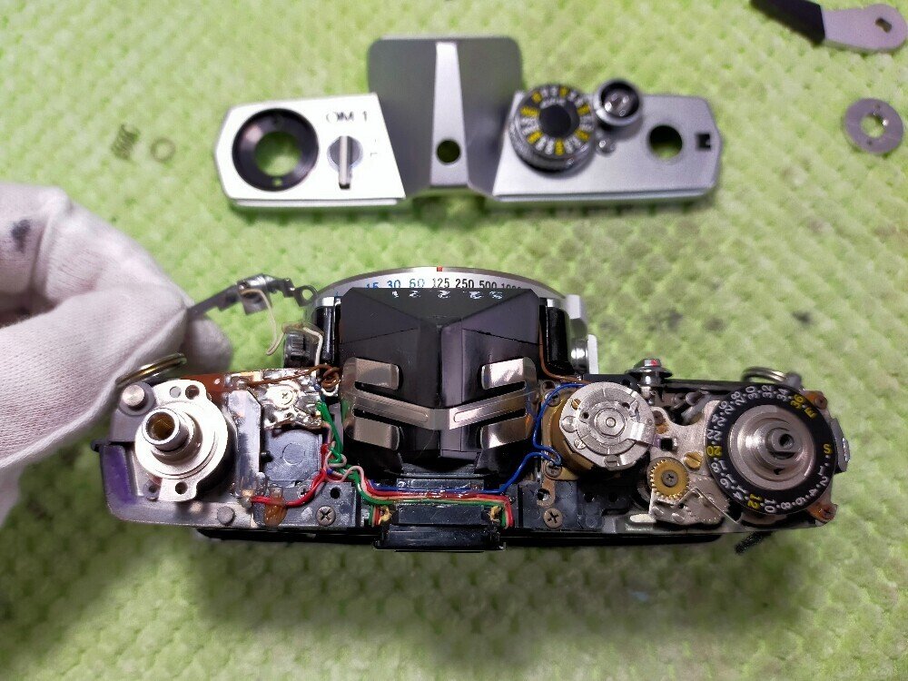 Olympus OM-1の分解｜フィルムカメラ修理のアクアカメラ